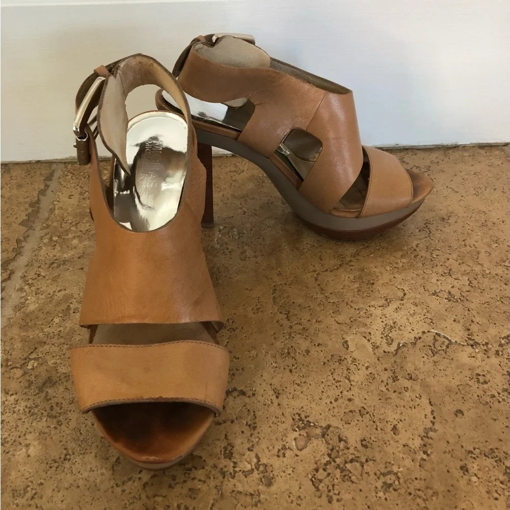 MICHAEL KORS - Y2K CARLA LEATHER BUCKLE PLATFORM HEELS SANDALS + WOMENS/TAN 7